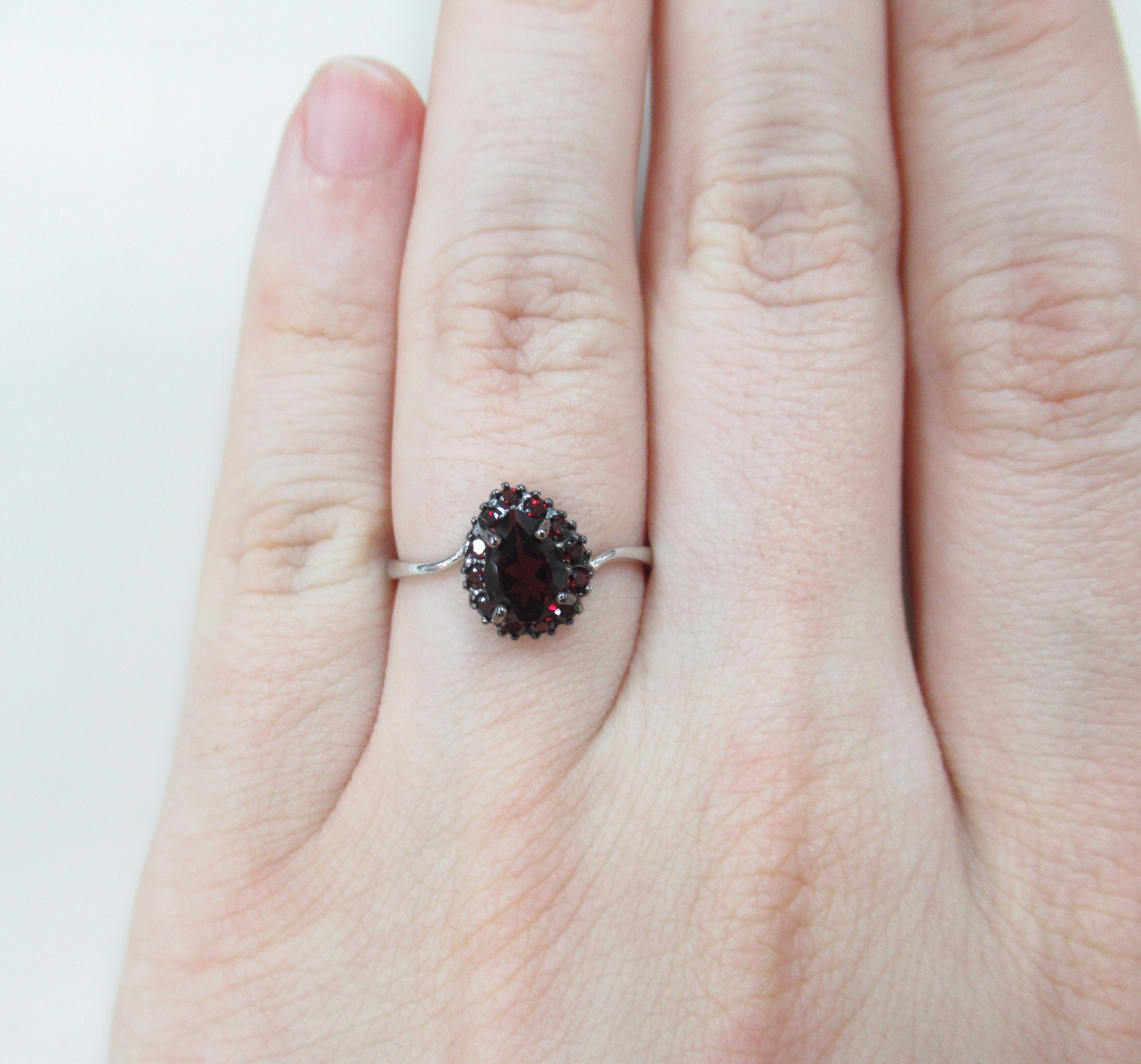 Серебряное кольцо с гранатами